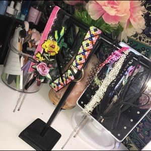 9 Chokers & Necklace Stand